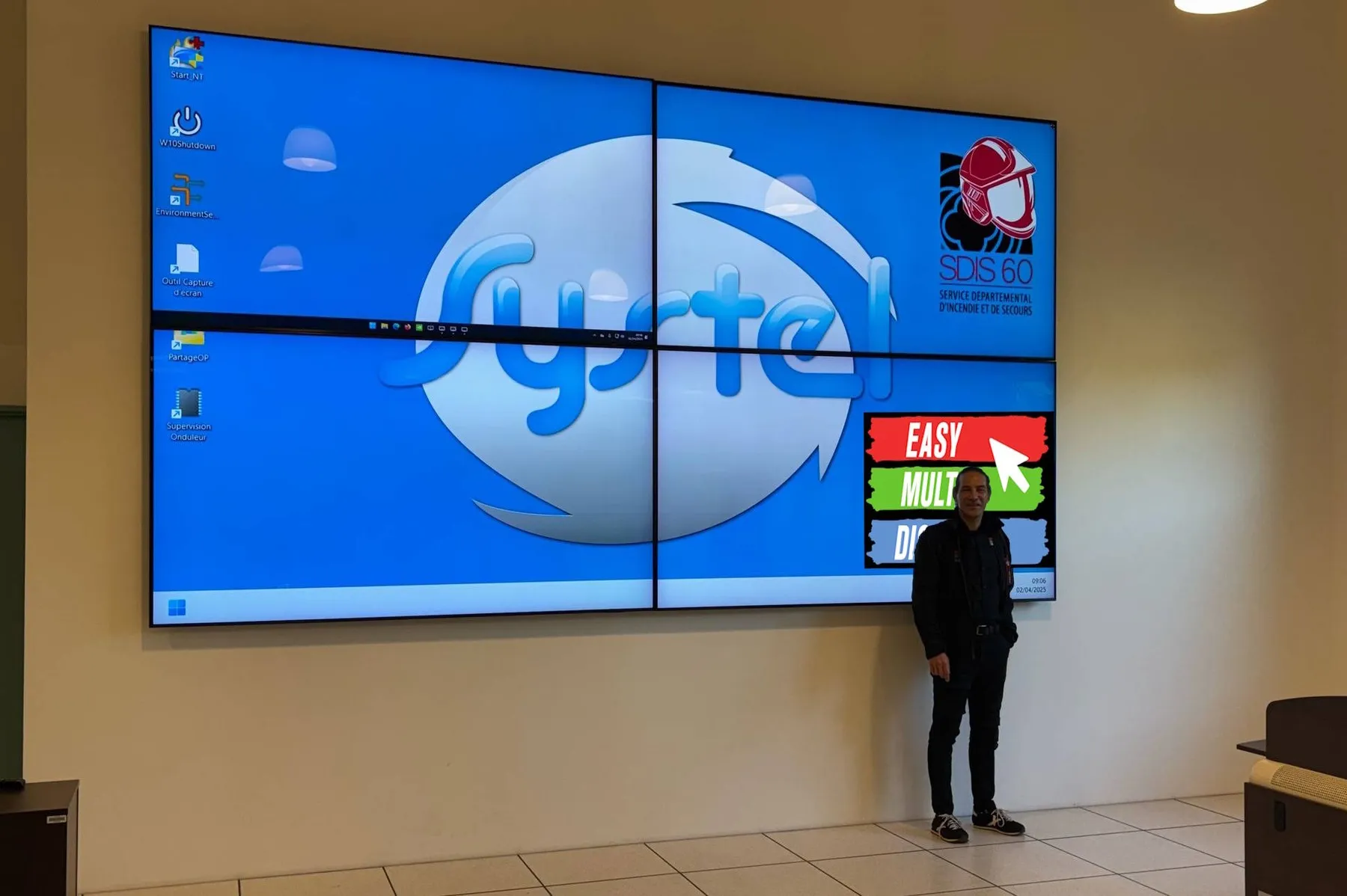 Guy Condamine devant un mur d'écrans piloté par Easy Multi Display