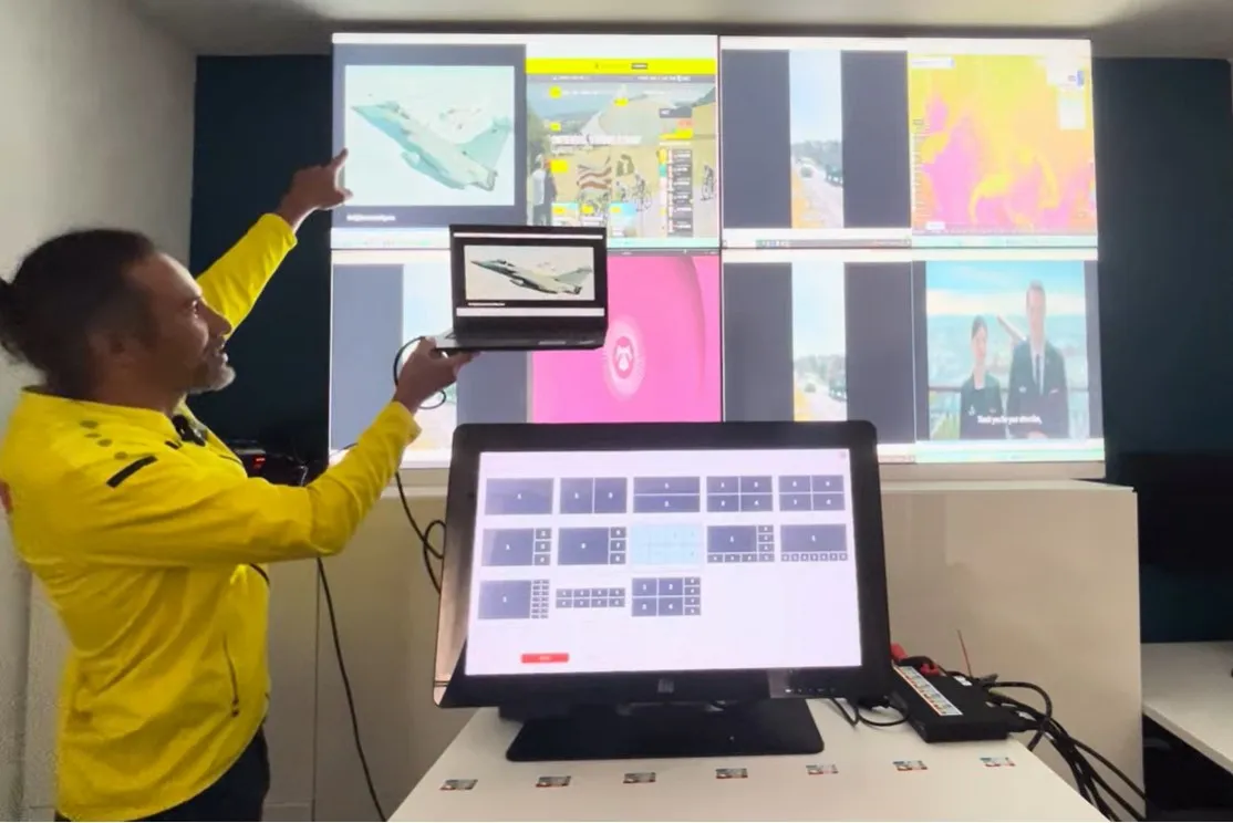 Acht Quellen auf einer Wand aus vier Bildschirmen, gesteuert vom Touchscreen, der vor der Wand steht