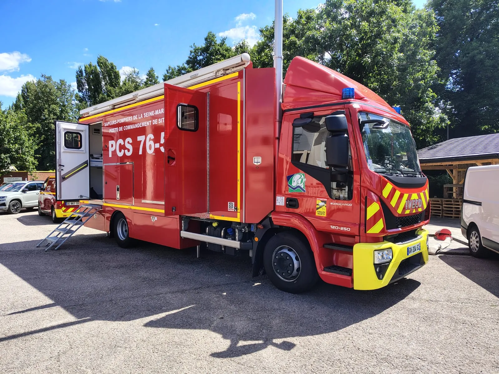 Poste de commandement mobile PCS 76-5 des sapeurs-pompiers de Seine-Maritime équipé par Easy Multi Display