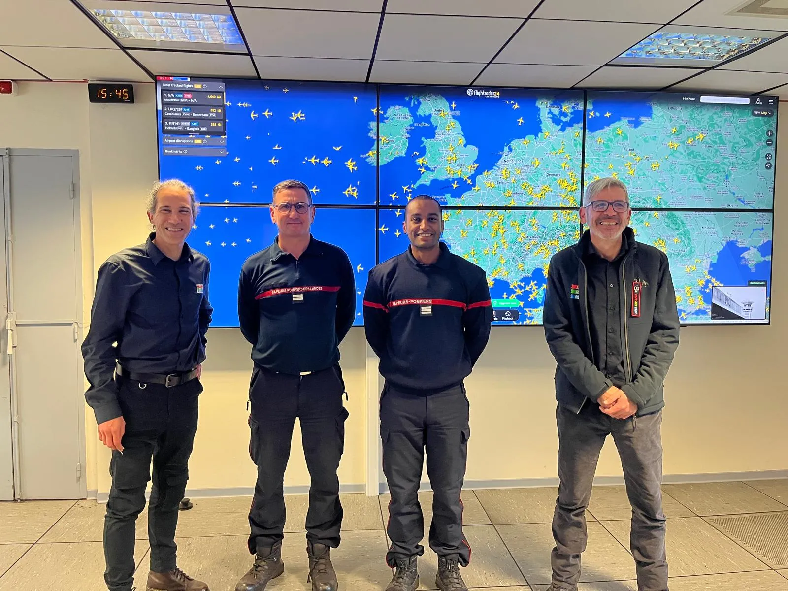Sapeurs-pompiers des Landes devant le mur d'images affichant Flightradar, SDIS 40