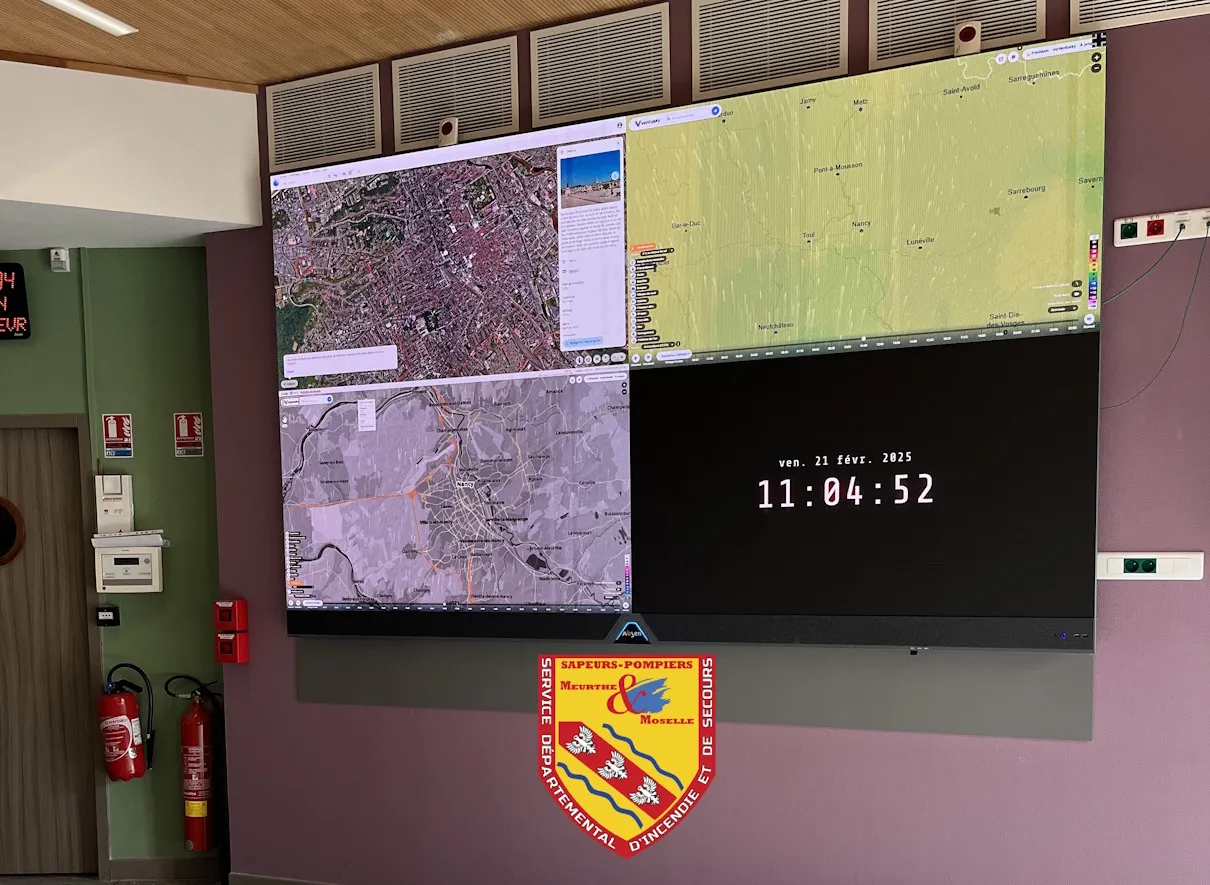Salle opérationnelle du SDIS 54 (Meurthe-et-Moselle) avec mur d'images Easy Multi Display