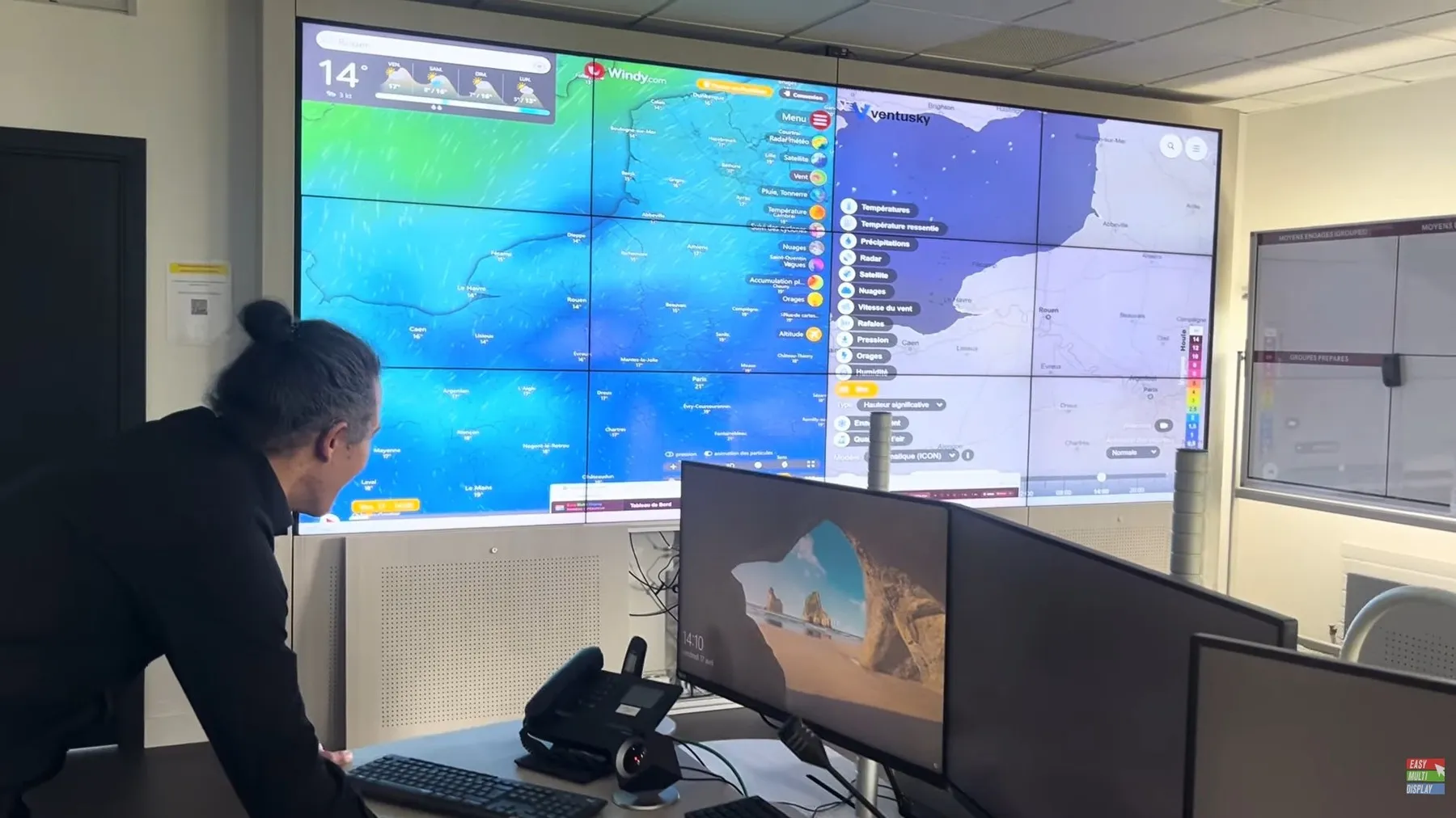 Salle de crise du SDIS 76 avec mur d'images météo piloté par Easy Multi Display