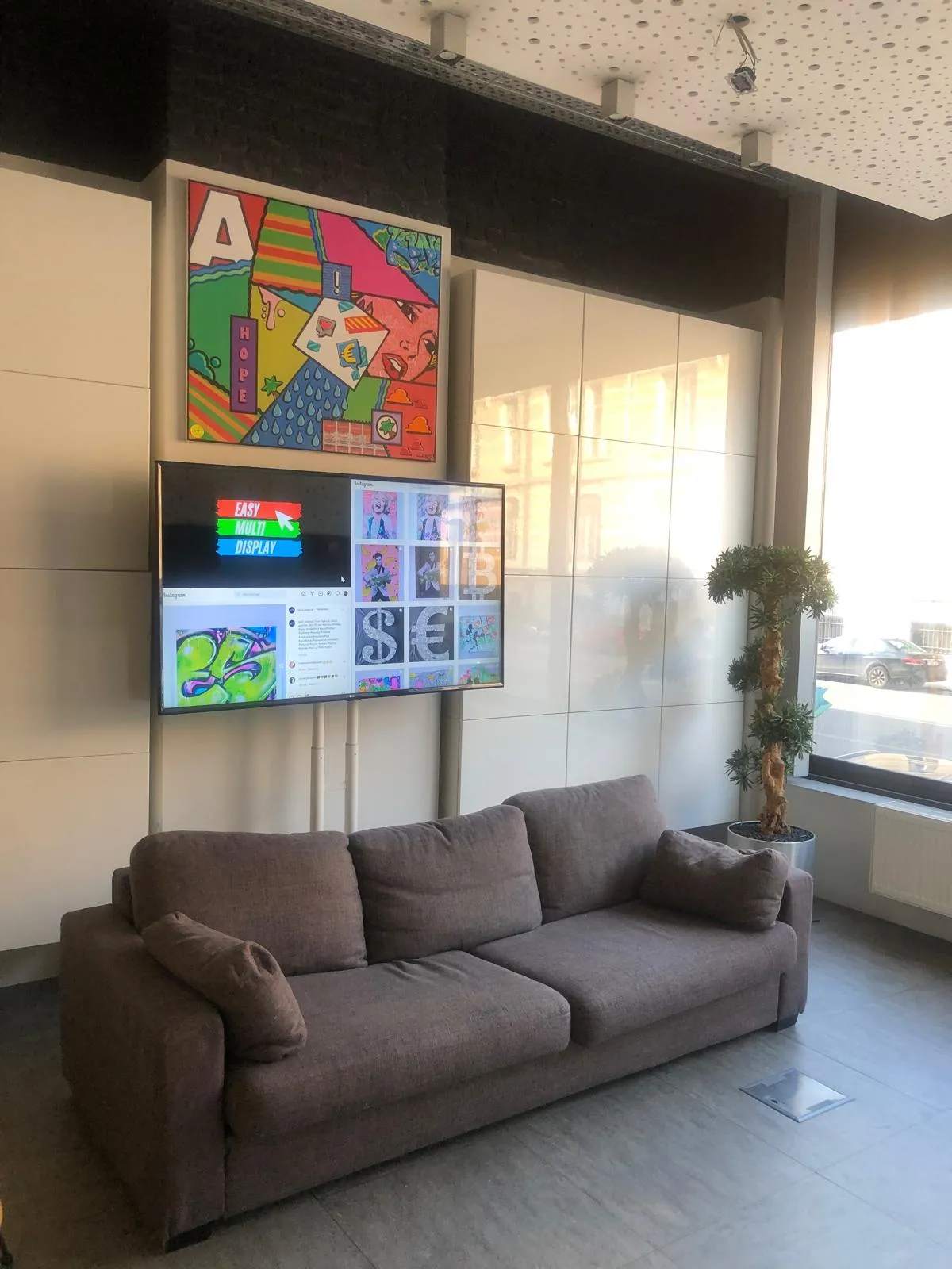 Mur d'images de démonstration en espace showroom