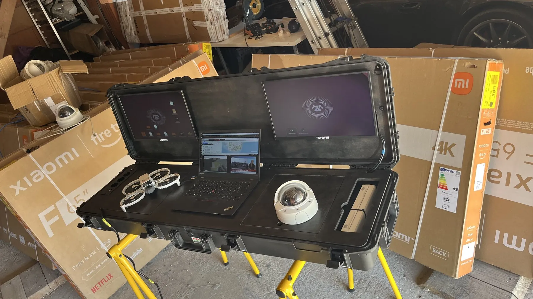 Valise avec une caméra dôme Axis posée dessus, en option