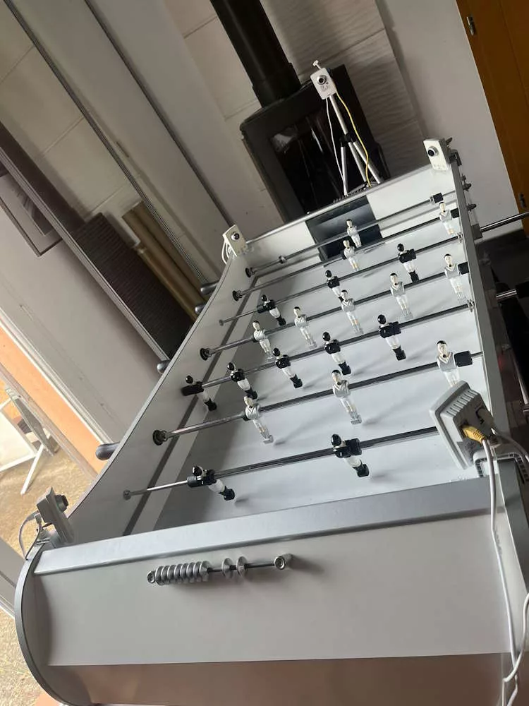 Cinque telecamere Axis che riprendono un calcio balilla René Pierre per il test del video wall Easy Multi Display