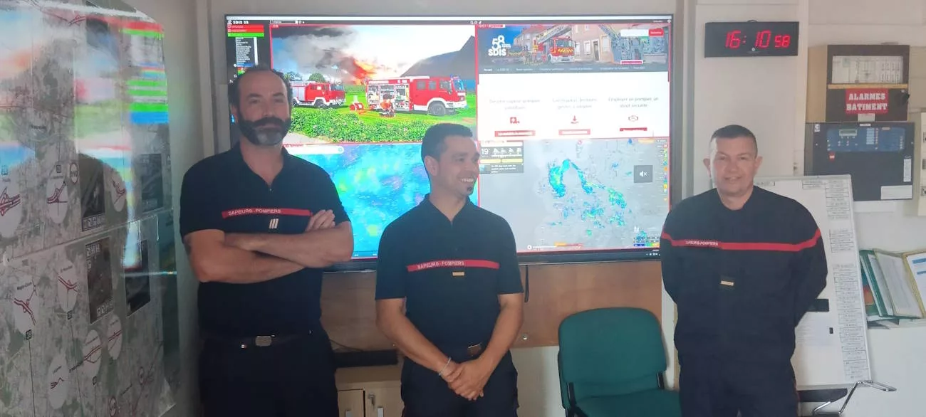 Opérateurs du SDIS 58 devant leur mur d'images opérationnel piloté par Easy Multi Display