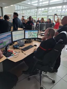 Poste opérateur du SDIS 29 devant le mur d'images de détection incendie