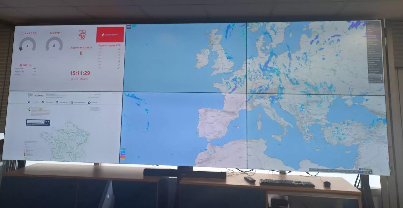 Mur vidéo 4K avec sources HDMI externes pour centre de commandement pompiers