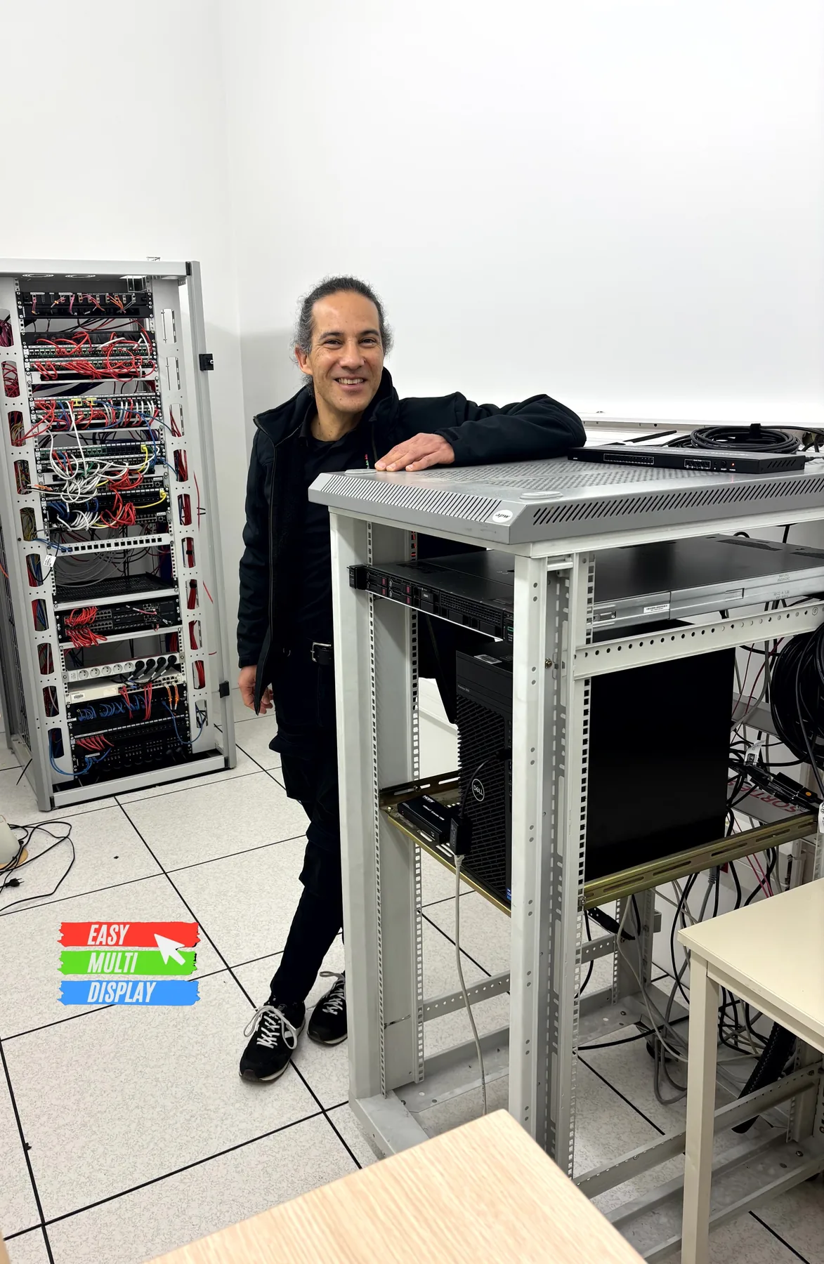 Patrice in front of a server rack: video wall servers under the microscope on the Easy Multi Display workbench