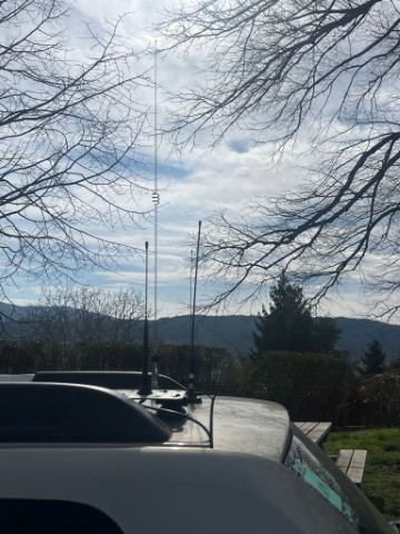 Low-bandwidth radio hardware for a crisis room and a mobile command post
