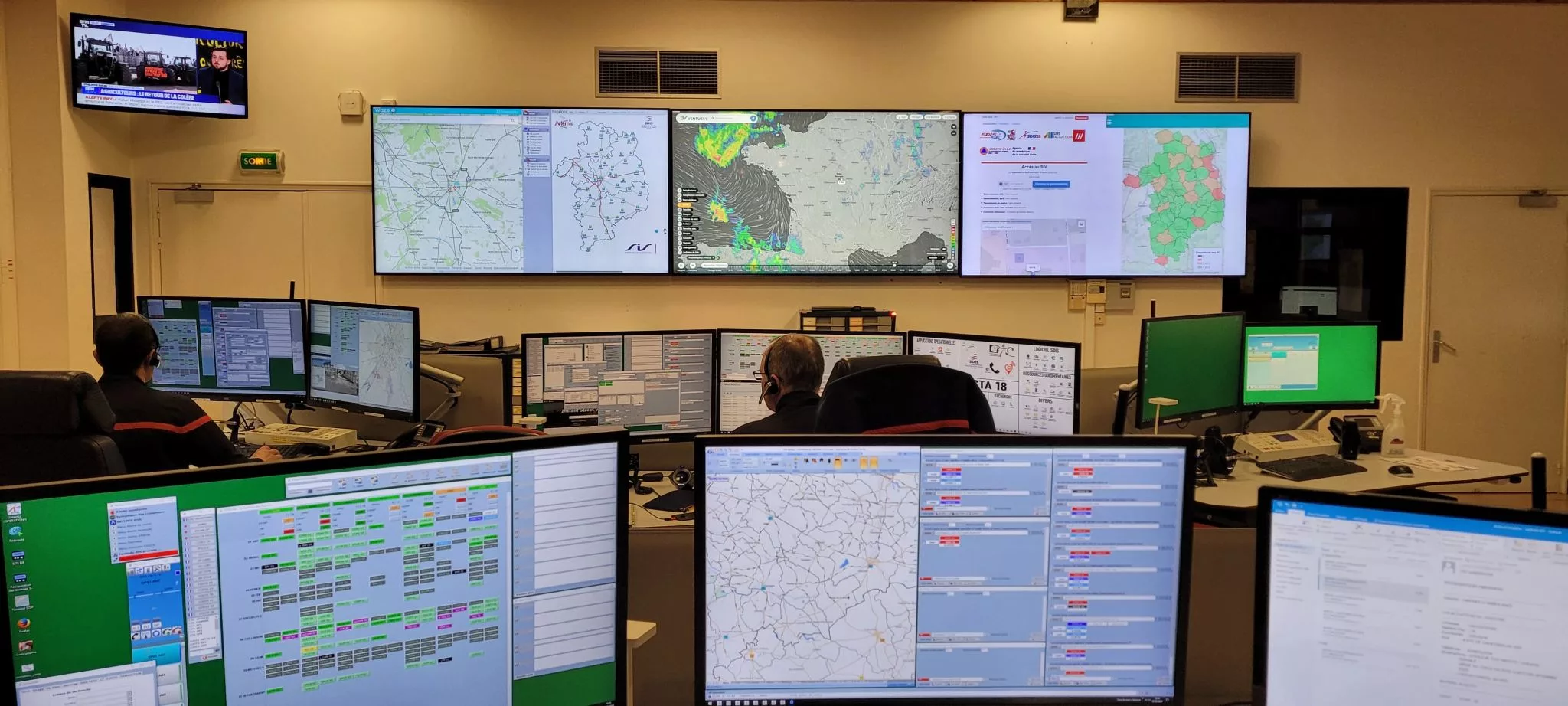 Firefighter operator in front of the video wall in the Cher fire and rescue command room