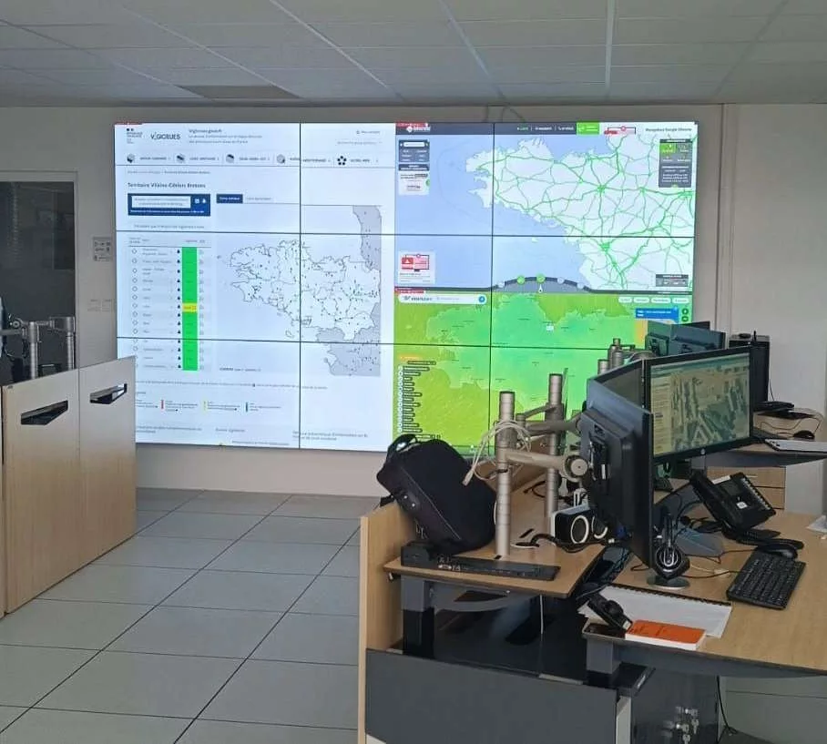 Salle opérationnelle du SDIS 29 avec cartographie Vigicrues Bretagne affichée sur le mur d'écrans